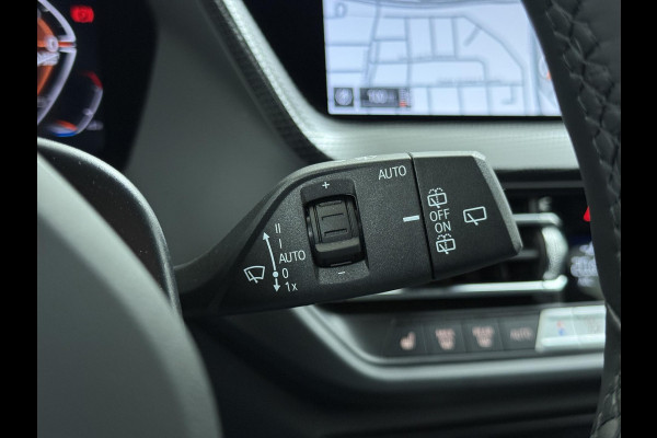 BMW 1-serie 118i Executive Edition M Sport | M SPORT | HARMAN & KARDON | ELEKTRISCHE ACHTERKLEP | CAMERA | ADAPTIVE CRUISE CONTROL | STOEL- & STUURVERWARMING | HEAD-UP | 19 INCH | INDIVIDUAL KLEUR STORM BAY METALLIC BOMVOL OPTIES
