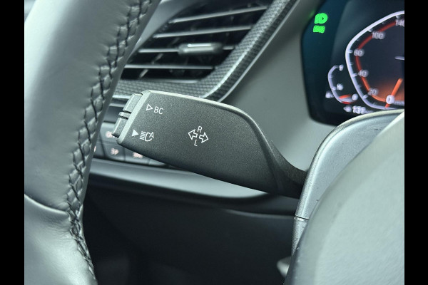 BMW 1-serie 118i Executive Edition M Sport | M SPORT | HARMAN & KARDON | ELEKTRISCHE ACHTERKLEP | CAMERA | ADAPTIVE CRUISE CONTROL | STOEL- & STUURVERWARMING | HEAD-UP | 19 INCH | INDIVIDUAL KLEUR STORM BAY METALLIC BOMVOL OPTIES