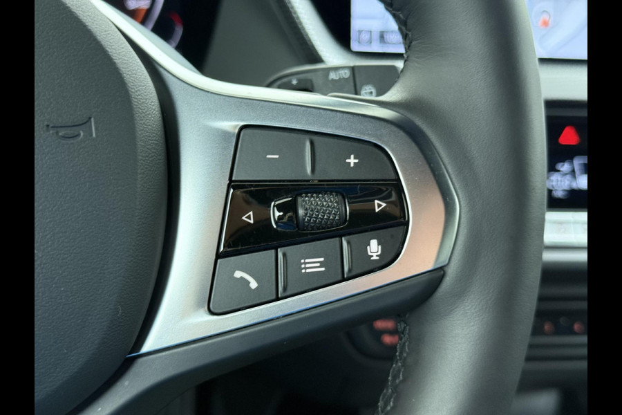 BMW 1-serie 118i Executive Edition M Sport | M SPORT | HARMAN & KARDON | ELEKTRISCHE ACHTERKLEP | CAMERA | ADAPTIVE CRUISE CONTROL | STOEL- & STUURVERWARMING | HEAD-UP | 19 INCH | INDIVIDUAL KLEUR STORM BAY METALLIC BOMVOL OPTIES