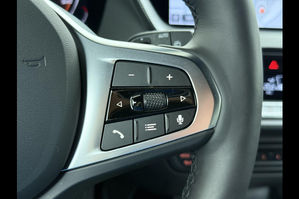 BMW 1-serie 118i Executive Edition M Sport | M SPORT | HARMAN & KARDON | ELEKTRISCHE ACHTERKLEP | CAMERA | ADAPTIVE CRUISE CONTROL | STOEL- & STUURVERWARMING | HEAD-UP | 19 INCH | INDIVIDUAL KLEUR STORM BAY METALLIC BOMVOL OPTIES