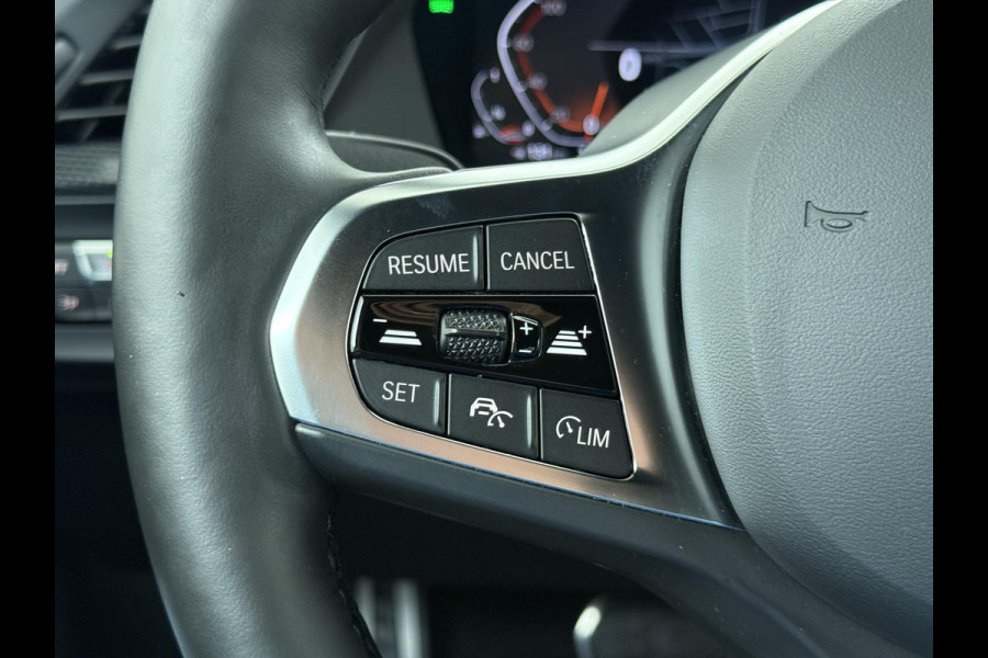 BMW 1-serie 118i Executive Edition M Sport | M SPORT | HARMAN & KARDON | ELEKTRISCHE ACHTERKLEP | CAMERA | ADAPTIVE CRUISE CONTROL | STOEL- & STUURVERWARMING | HEAD-UP | 19 INCH | INDIVIDUAL KLEUR STORM BAY METALLIC BOMVOL OPTIES