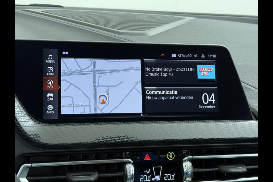 BMW 1-serie 118i Executive Edition M Sport | M SPORT | HARMAN & KARDON | ELEKTRISCHE ACHTERKLEP | CAMERA | ADAPTIVE CRUISE CONTROL | STOEL- & STUURVERWARMING | HEAD-UP | 19 INCH | INDIVIDUAL KLEUR STORM BAY METALLIC BOMVOL OPTIES