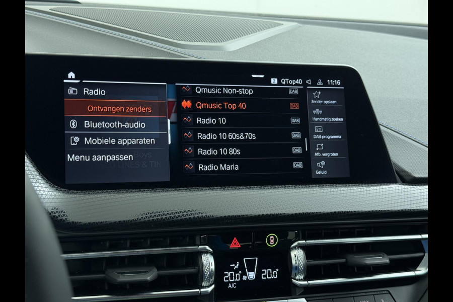 BMW 1-serie 118i Executive Edition M Sport | M SPORT | HARMAN & KARDON | ELEKTRISCHE ACHTERKLEP | CAMERA | ADAPTIVE CRUISE CONTROL | STOEL- & STUURVERWARMING | HEAD-UP | 19 INCH | INDIVIDUAL KLEUR STORM BAY METALLIC BOMVOL OPTIES