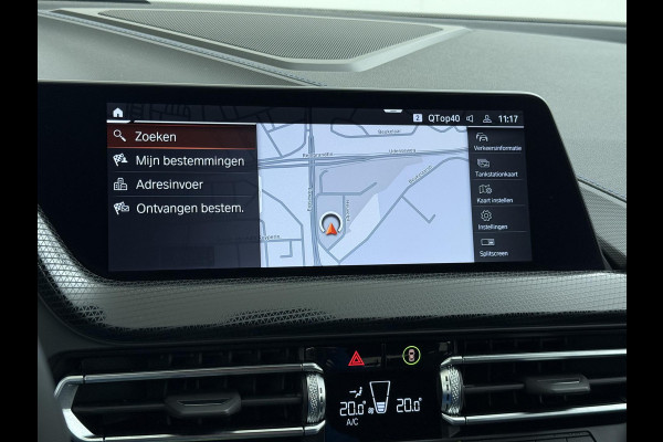 BMW 1-serie 118i Executive Edition M Sport | M SPORT | HARMAN & KARDON | ELEKTRISCHE ACHTERKLEP | CAMERA | ADAPTIVE CRUISE CONTROL | STOEL- & STUURVERWARMING | HEAD-UP | 19 INCH | INDIVIDUAL KLEUR STORM BAY METALLIC BOMVOL OPTIES