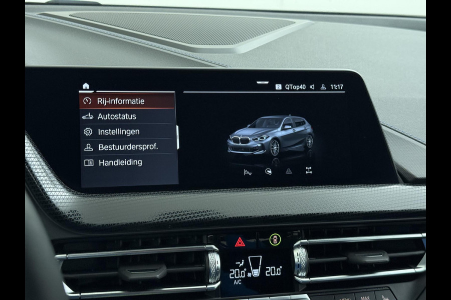 BMW 1-serie 118i Executive Edition M Sport | M SPORT | HARMAN & KARDON | ELEKTRISCHE ACHTERKLEP | CAMERA | ADAPTIVE CRUISE CONTROL | STOEL- & STUURVERWARMING | HEAD-UP | 19 INCH | INDIVIDUAL KLEUR STORM BAY METALLIC BOMVOL OPTIES