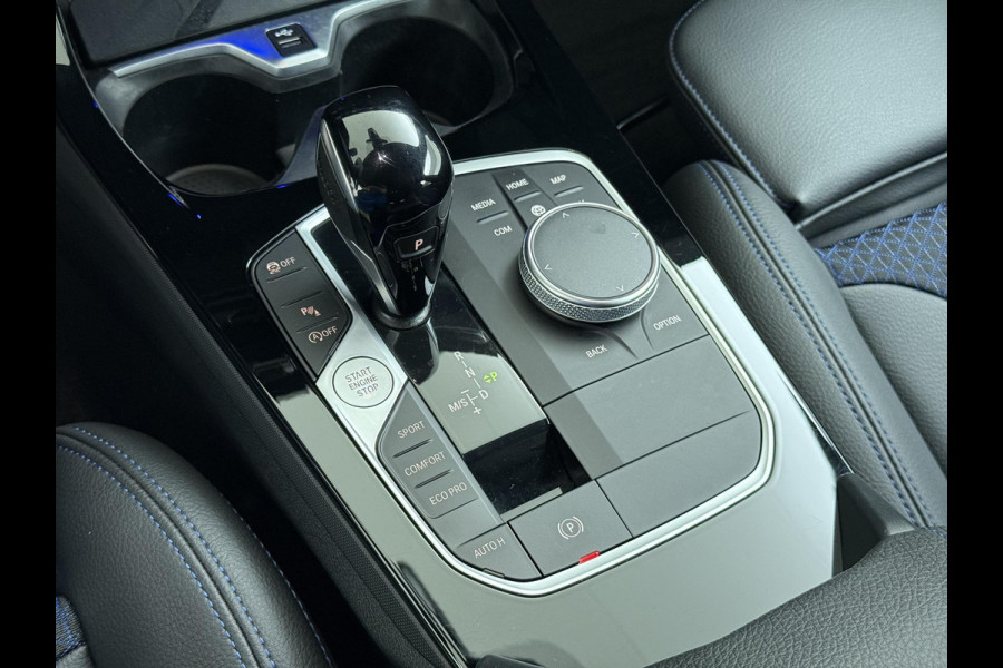 BMW 1-serie 118i Executive Edition M Sport | M SPORT | HARMAN & KARDON | ELEKTRISCHE ACHTERKLEP | CAMERA | ADAPTIVE CRUISE CONTROL | STOEL- & STUURVERWARMING | HEAD-UP | 19 INCH | INDIVIDUAL KLEUR STORM BAY METALLIC BOMVOL OPTIES