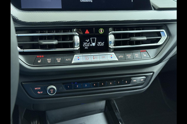BMW 1-serie 118i Executive Edition M Sport | M SPORT | HARMAN & KARDON | ELEKTRISCHE ACHTERKLEP | CAMERA | ADAPTIVE CRUISE CONTROL | STOEL- & STUURVERWARMING | HEAD-UP | 19 INCH | INDIVIDUAL KLEUR STORM BAY METALLIC BOMVOL OPTIES