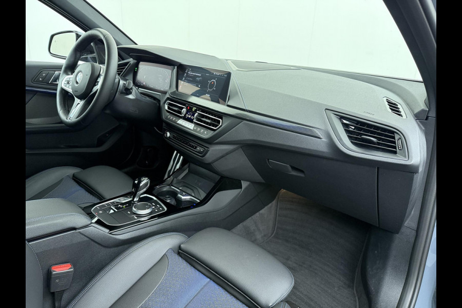 BMW 1-serie 118i Executive Edition M Sport | M SPORT | HARMAN & KARDON | ELEKTRISCHE ACHTERKLEP | CAMERA | ADAPTIVE CRUISE CONTROL | STOEL- & STUURVERWARMING | HEAD-UP | 19 INCH | INDIVIDUAL KLEUR STORM BAY METALLIC BOMVOL OPTIES