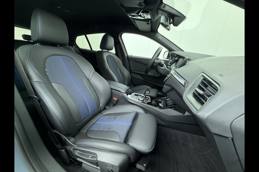 BMW 1-serie 118i Executive Edition M Sport | M SPORT | HARMAN & KARDON | ELEKTRISCHE ACHTERKLEP | CAMERA | ADAPTIVE CRUISE CONTROL | STOEL- & STUURVERWARMING | HEAD-UP | 19 INCH | INDIVIDUAL KLEUR STORM BAY METALLIC BOMVOL OPTIES