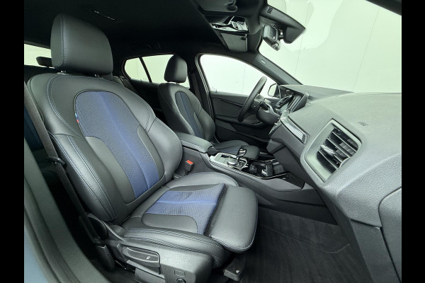 BMW 1-serie 118i Executive Edition M Sport | M SPORT | HARMAN & KARDON | ELEKTRISCHE ACHTERKLEP | CAMERA | ADAPTIVE CRUISE CONTROL | STOEL- & STUURVERWARMING | HEAD-UP | 19 INCH | INDIVIDUAL KLEUR STORM BAY METALLIC BOMVOL OPTIES