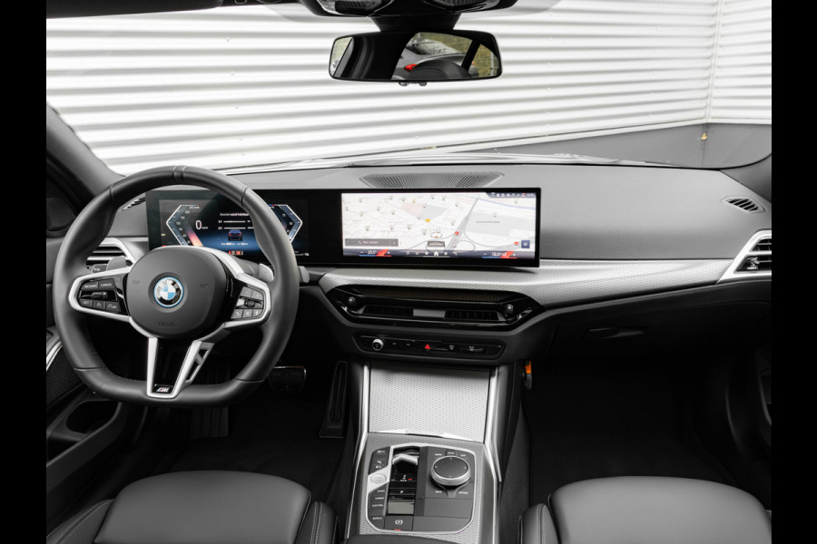 BMW 3-serie 330e M-Sport - LCI 2 - Schuifdak - Trekhaak - Widescreen - Hifi - Camera