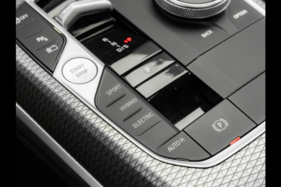 BMW 3-serie 330e M-Sport - LCI 2 - Schuifdak - Trekhaak - Widescreen - Hifi - Camera