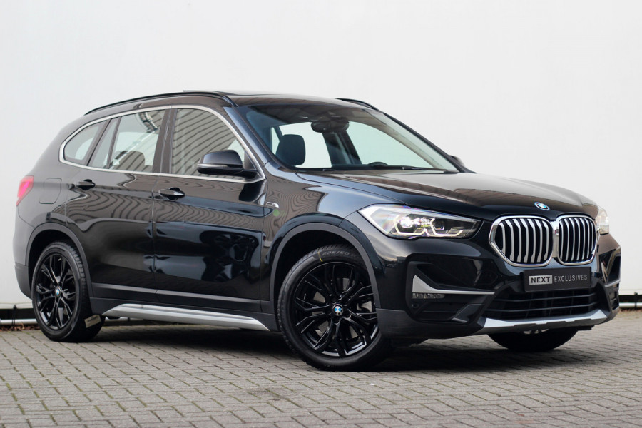 BMW X1 xDrive25e High Executive | Pano | Head-up | Camera | Verwarming