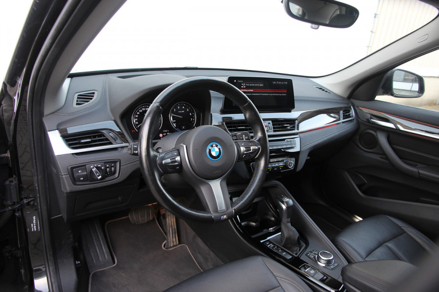 BMW X1 xDrive25e High Executive | Pano | Head-up | Camera | Verwarming
