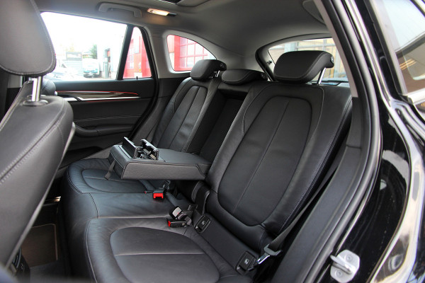 BMW X1 xDrive25e High Executive | Pano | Head-up | Camera | Verwarming