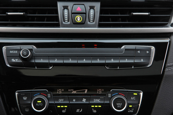 BMW X1 xDrive25e High Executive | Pano | Head-up | Camera | Verwarming