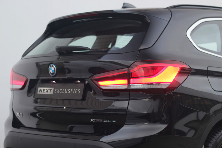BMW X1 xDrive25e High Executive | Pano | Head-up | Camera | Verwarming