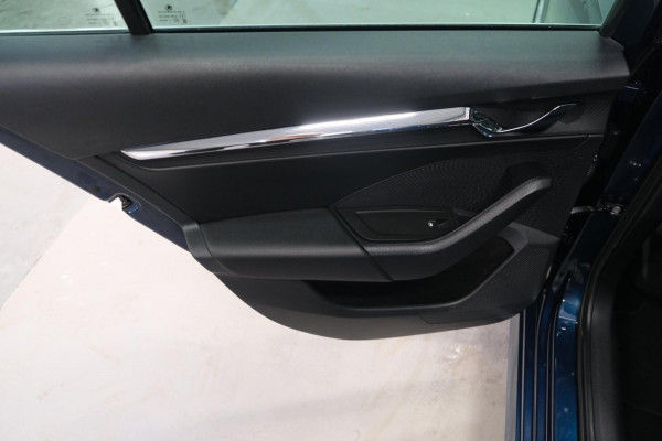 Škoda Octavia Combi 1.0 e-TSI Business Edition Plus Automaat - N.A.P. Airco, Cruise, Navi, PDC, Camera, Trekhaak.