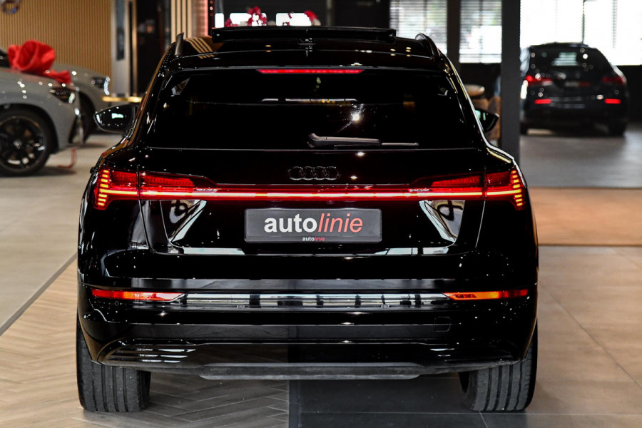 Audi e-tron E-tron 55 quattro S-Line 95 kWh. Pano, Luchtvering, Leder, Camera, Dodeh, CarPlay!