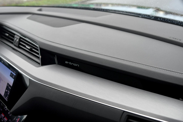 Audi e-tron E-tron 55 quattro S-Line 95 kWh. Pano, Luchtvering, Leder, Camera, Dodeh, CarPlay!