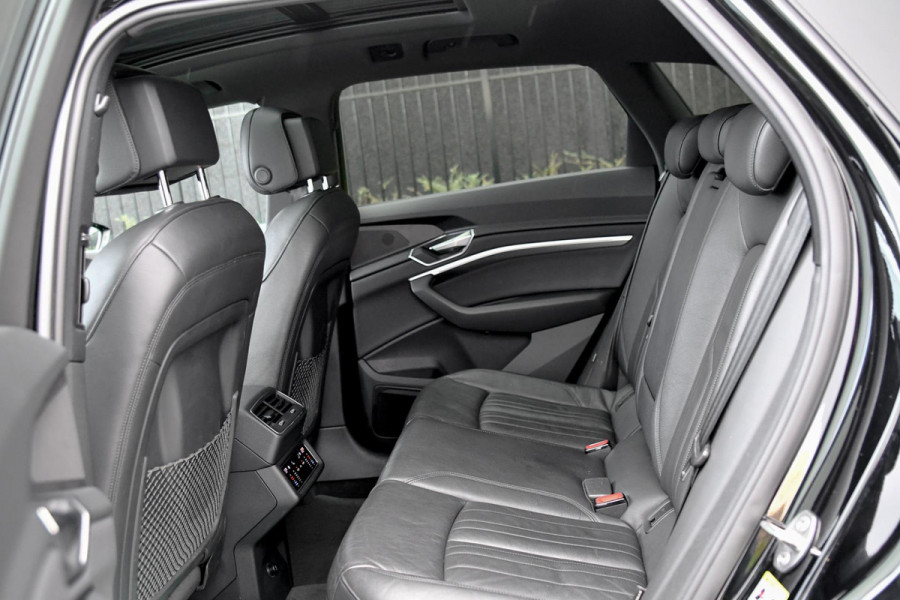 Audi e-tron E-tron 55 quattro S-Line 95 kWh. Pano, Luchtvering, Leder, Camera, Dodeh, CarPlay!