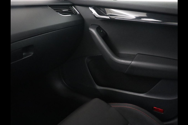 Škoda Octavia 2.0 TSI RS 245 Business | Panoramadak | Stoelverwarming | Adaptive cruise | Camera | Carplay | Achterbankverwarming | Full LED | Keyless | Navigatie