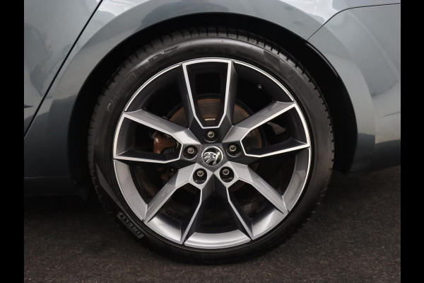 Škoda Octavia 2.0 TSI RS 245 Business | Panoramadak | Stoelverwarming | Adaptive cruise | Camera | Carplay | Achterbankverwarming | Full LED | Keyless | Navigatie