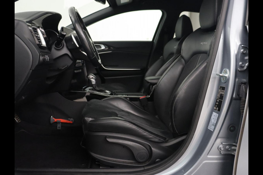 Kia Ceed 1.5 T-GDi GT-Line | Trekhaak | Stoel & stuurverwarming | Leder/Alcantara | Camera | Adaptive cruise | Park Assist | Climate control | Full LED | Carplay | Navigatie | Sportstoelen
