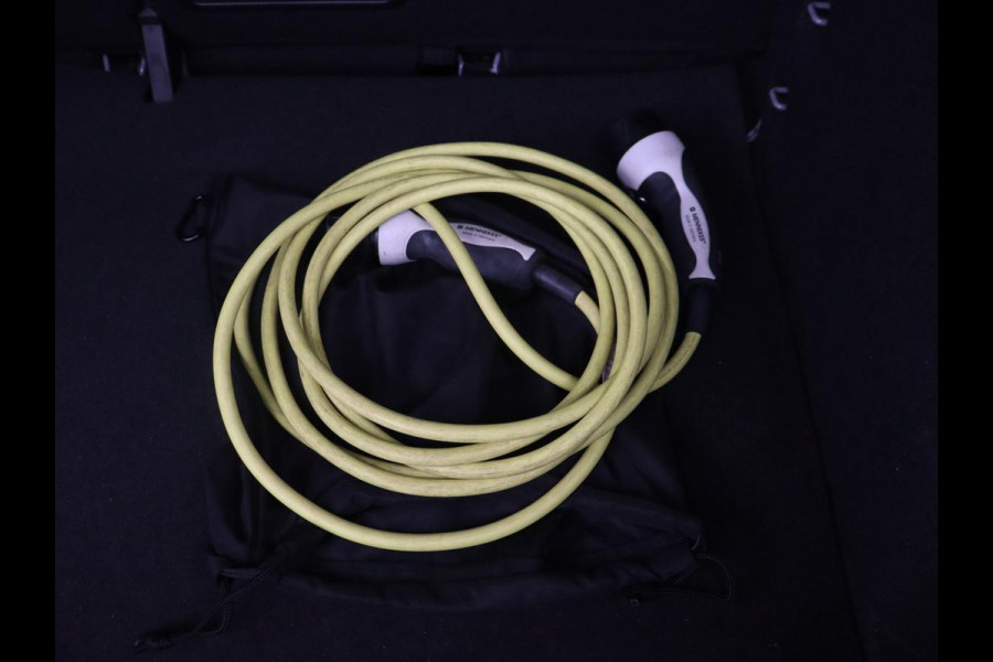 Volkswagen ID.3 First Plus 58 kWh | Trekhaak | Stoel & stuurverwarming | Matrix LED | Camera | Carplay | Sfeerverlichting | Adaptive cruise | Keyless | Navigatie | Climate control | Parkeerhulp