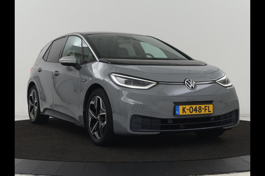 Volkswagen ID.3 First Plus 58 kWh | Trekhaak | Stoel & stuurverwarming | Matrix LED | Camera | Carplay | Sfeerverlichting | Adaptive cruise | Keyless | Navigatie | Climate control | Parkeerhulp