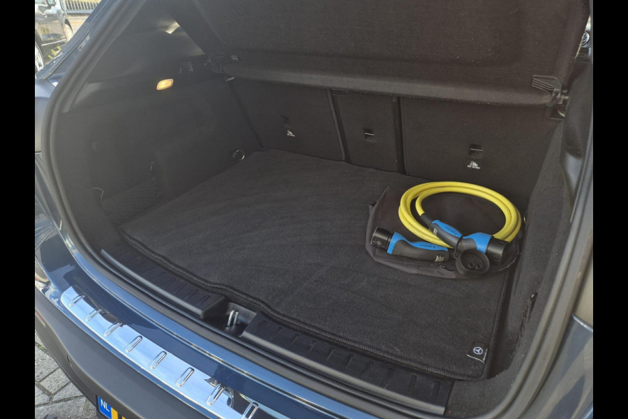 Mercedes-Benz EQA 250 Business Solution AMG 67 kWh | Trekhaak | Panoramischdak |