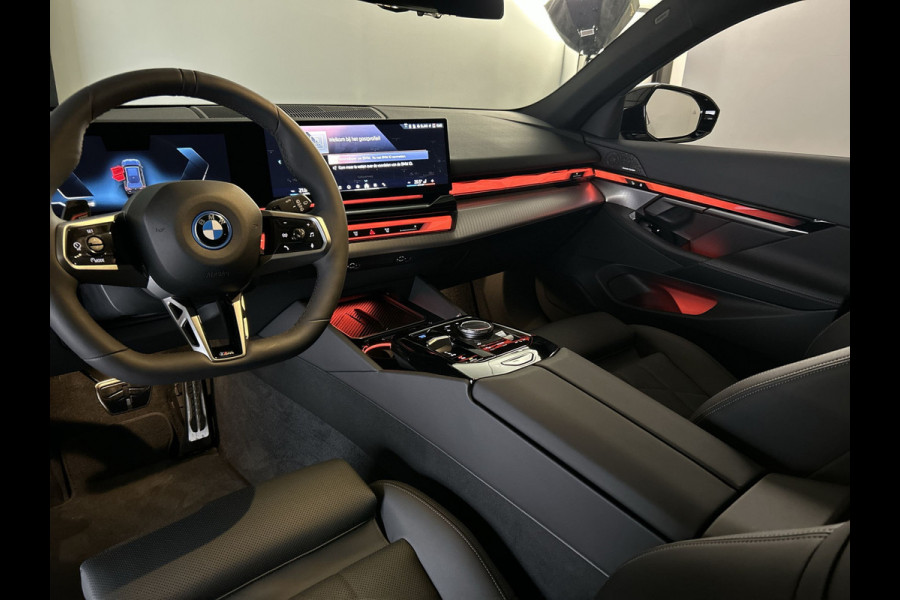 BMW i5 Touring eDrive40 M Sport Edition 84 kWh Glazen dak | Harman Kardon | Comfortstoelen | "20 inch Licht metalen velgen