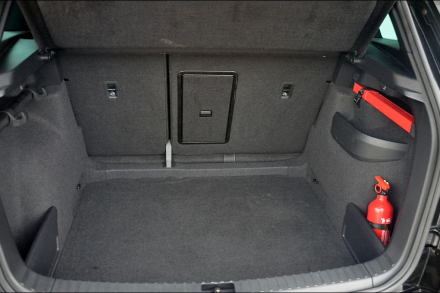 Škoda Karoq 1.5 TSI ACT Sportline Business 150 PK Automaat | Pano | ACC | Trekhaak