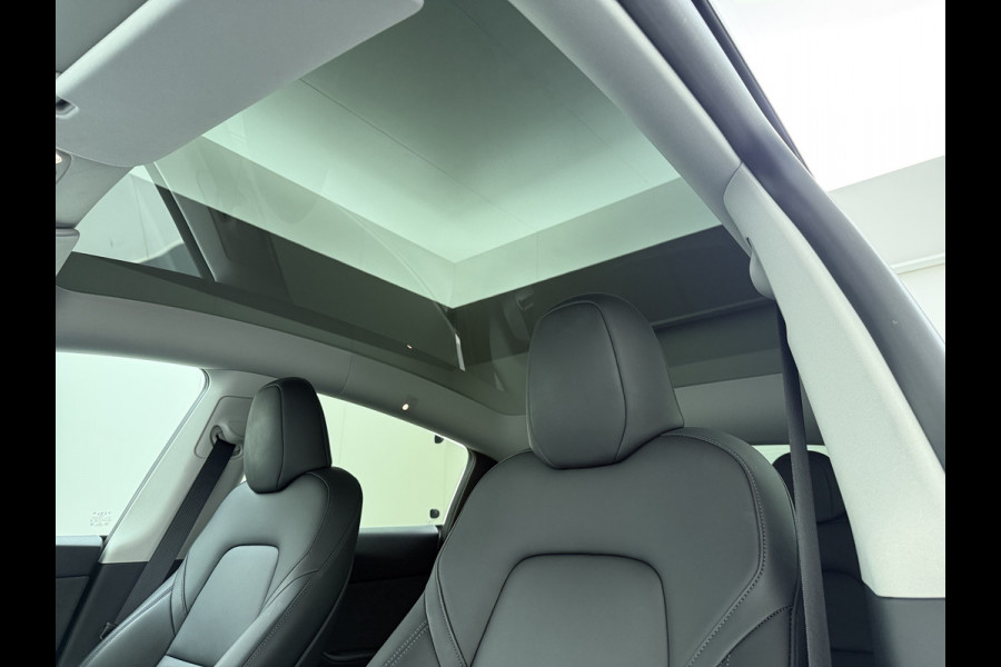 Tesla Model Y LFP-Accu SOH 95% W-pomp Sentry-Mode FSD-4 Camera's Pano-dak Adap.Cruise Navi RWD Ecc Autopilot Stoel+Stuur+Achterbank Verwarming Elek.Achterklep Dodehoek detector Draadloze telefoonlader Origineel Nederlandse Auto Accugarantie 1600kg trekvermogen 12-2032 fabr.gar.