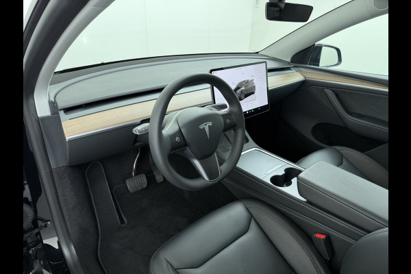 Tesla Model Y LFP-Accu SOH 95% W-pomp Sentry-Mode FSD-4 Camera's Pano-dak Adap.Cruise Navi RWD Ecc Autopilot Stoel+Stuur+Achterbank Verwarming Elek.Achterklep Dodehoek detector Draadloze telefoonlader Origineel Nederlandse Auto Accugarantie 1600kg trekvermogen 12-2032 fabr.gar.