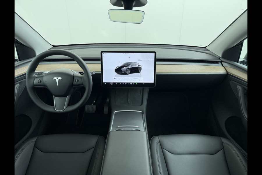 Tesla Model Y LFP-Accu SOH 95% W-pomp Sentry-Mode FSD-4 Camera's Pano-dak Adap.Cruise Navi RWD Ecc Autopilot Stoel+Stuur+Achterbank Verwarming Elek.Achterklep Dodehoek detector Draadloze telefoonlader Origineel Nederlandse Auto Accugarantie 1600kg trekvermogen 12-2032 fabr.gar.