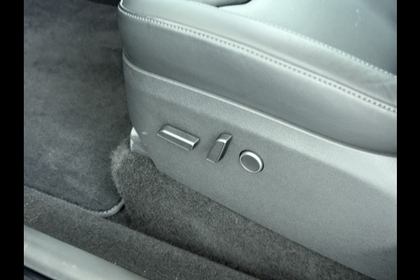 Tesla Model Y LFP-Accu SOH 95% W-pomp Sentry-Mode FSD-4 Camera's Pano-dak Adap.Cruise Navi RWD Ecc Autopilot Stoel+Stuur+Achterbank Verwarming Elek.Achterklep Dodehoek detector Draadloze telefoonlader Origineel Nederlandse Auto Accugarantie 1600kg trekvermogen 12-2032 fabr.gar.