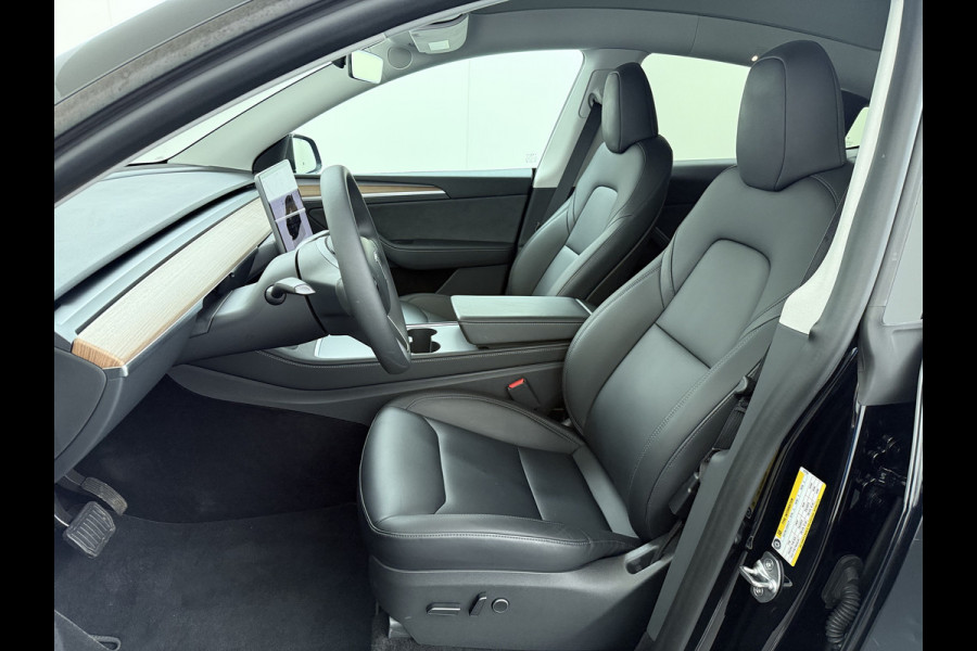 Tesla Model Y LFP-Accu SOH 95% W-pomp Sentry-Mode FSD-4 Camera's Pano-dak Adap.Cruise Navi RWD Ecc Autopilot Stoel+Stuur+Achterbank Verwarming Elek.Achterklep Dodehoek detector Draadloze telefoonlader Origineel Nederlandse Auto Accugarantie 1600kg trekvermogen 12-2032 fabr.gar.