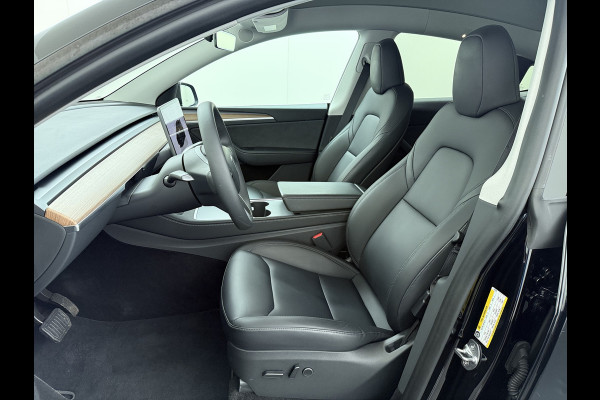 Tesla Model Y LFP-Accu SOH 95% W-pomp Sentry-Mode FSD-4 Camera's Pano-dak Adap.Cruise Navi RWD Ecc Autopilot Stoel+Stuur+Achterbank Verwarming Elek.Achterklep Dodehoek detector Draadloze telefoonlader Origineel Nederlandse Auto Accugarantie 1600kg trekvermogen 12-2032 fabr.gar.