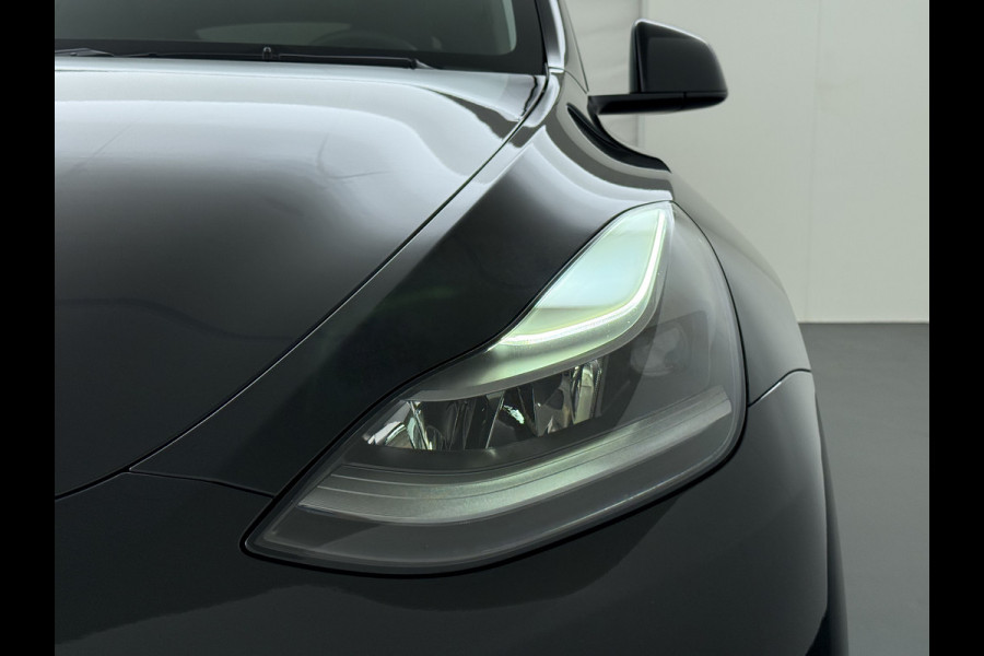 Tesla Model Y LFP-Accu SOH 95% W-pomp Sentry-Mode FSD-4 Camera's Pano-dak Adap.Cruise Navi RWD Ecc Autopilot Stoel+Stuur+Achterbank Verwarming Elek.Achterklep Dodehoek detector Draadloze telefoonlader Origineel Nederlandse Auto Accugarantie 1600kg trekvermogen 12-2032 fabr.gar.
