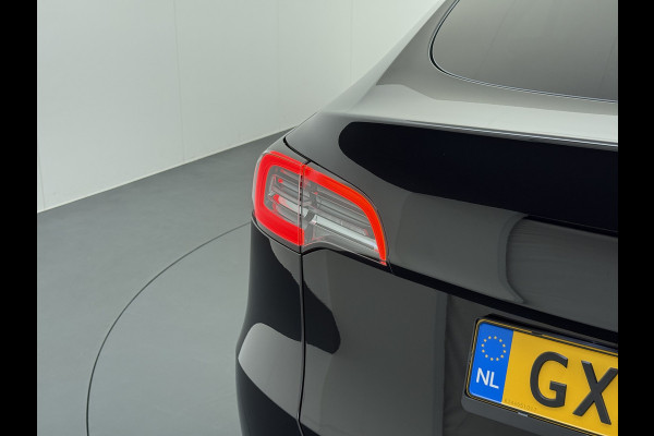 Tesla Model Y LFP-Accu SOH 95% W-pomp Sentry-Mode FSD-4 Camera's Pano-dak Adap.Cruise Navi RWD Ecc Autopilot Stoel+Stuur+Achterbank Verwarming Elek.Achterklep Dodehoek detector Draadloze telefoonlader Origineel Nederlandse Auto Accugarantie 1600kg trekvermogen 12-2032 fabr.gar.
