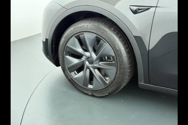 Tesla Model Y LFP-Accu SOH 95% W-pomp Sentry-Mode FSD-4 Camera's Pano-dak Adap.Cruise Navi RWD Ecc Autopilot Stoel+Stuur+Achterbank Verwarming Elek.Achterklep Dodehoek detector Draadloze telefoonlader Origineel Nederlandse Auto Accugarantie 1600kg trekvermogen 12-2032 fabr.gar.