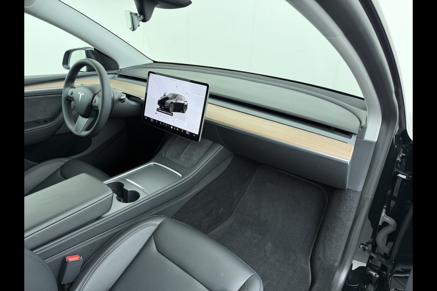 Tesla Model Y LFP-Accu SOH 95% W-pomp Sentry-Mode FSD-4 Camera's Pano-dak Adap.Cruise Navi RWD Ecc Autopilot Stoel+Stuur+Achterbank Verwarming Elek.Achterklep Dodehoek detector Draadloze telefoonlader Origineel Nederlandse Auto Accugarantie 1600kg trekvermogen 12-2032 fabr.gar.