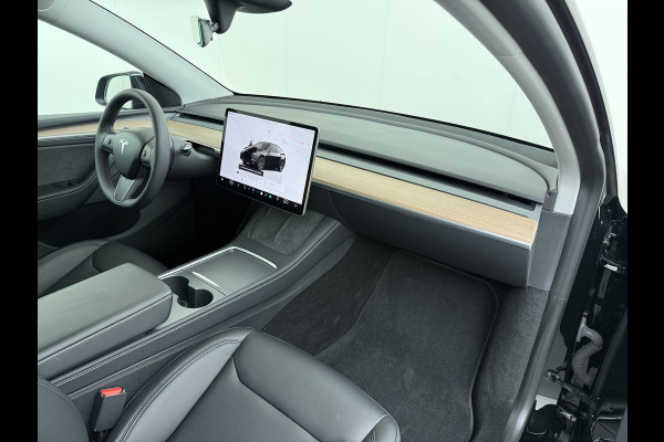 Tesla Model Y LFP-Accu SOH 95% W-pomp Sentry-Mode FSD-4 Camera's Pano-dak Adap.Cruise Navi RWD Ecc Autopilot Stoel+Stuur+Achterbank Verwarming Elek.Achterklep Dodehoek detector Draadloze telefoonlader Origineel Nederlandse Auto Accugarantie 1600kg trekvermogen 12-2032 fabr.gar.
