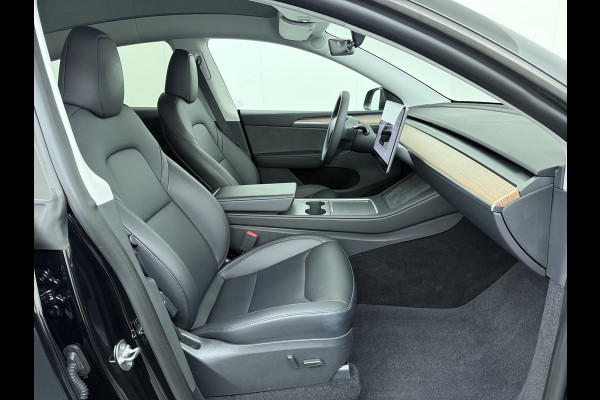 Tesla Model Y LFP-Accu SOH 95% W-pomp Sentry-Mode FSD-4 Camera's Pano-dak Adap.Cruise Navi RWD Ecc Autopilot Stoel+Stuur+Achterbank Verwarming Elek.Achterklep Dodehoek detector Draadloze telefoonlader Origineel Nederlandse Auto Accugarantie 1600kg trekvermogen 12-2032 fabr.gar.