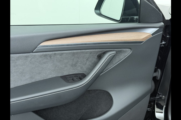 Tesla Model Y LFP-Accu SOH 95% W-pomp Sentry-Mode FSD-4 Camera's Pano-dak Adap.Cruise Navi RWD Ecc Autopilot Stoel+Stuur+Achterbank Verwarming Elek.Achterklep Dodehoek detector Draadloze telefoonlader Origineel Nederlandse Auto Accugarantie 1600kg trekvermogen 12-2032 fabr.gar.