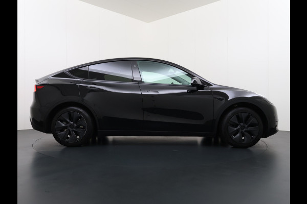 Tesla Model Y LFP-Accu SOH 95% W-pomp Sentry-Mode FSD-4 Camera's Pano-dak Adap.Cruise Navi RWD Ecc Autopilot Stoel+Stuur+Achterbank Verwarming Elek.Achterklep Dodehoek detector Draadloze telefoonlader Origineel Nederlandse Auto Accugarantie 1600kg trekvermogen 12-2032 fabr.gar.