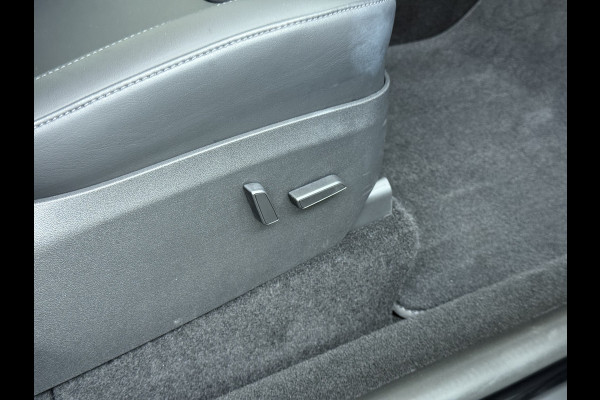 Tesla Model Y LFP-Accu SOH 95% W-pomp Sentry-Mode FSD-4 Camera's Pano-dak Adap.Cruise Navi RWD Ecc Autopilot Stoel+Stuur+Achterbank Verwarming Elek.Achterklep Dodehoek detector Draadloze telefoonlader Origineel Nederlandse Auto Accugarantie 1600kg trekvermogen 12-2032 fabr.gar.