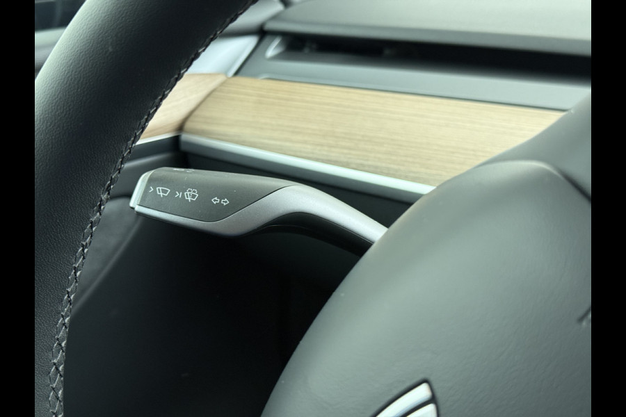Tesla Model Y LFP-Accu SOH 95% W-pomp Sentry-Mode FSD-4 Camera's Pano-dak Adap.Cruise Navi RWD Ecc Autopilot Stoel+Stuur+Achterbank Verwarming Elek.Achterklep Dodehoek detector Draadloze telefoonlader Origineel Nederlandse Auto Accugarantie 1600kg trekvermogen 12-2032 fabr.gar.
