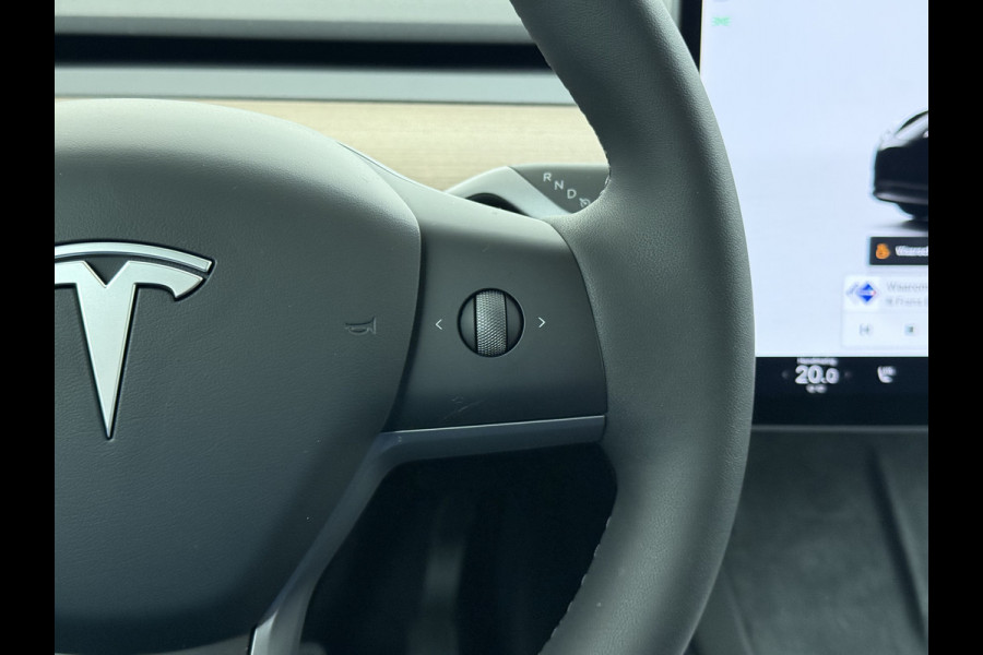 Tesla Model Y LFP-Accu SOH 95% W-pomp Sentry-Mode FSD-4 Camera's Pano-dak Adap.Cruise Navi RWD Ecc Autopilot Stoel+Stuur+Achterbank Verwarming Elek.Achterklep Dodehoek detector Draadloze telefoonlader Origineel Nederlandse Auto Accugarantie 1600kg trekvermogen 12-2032 fabr.gar.